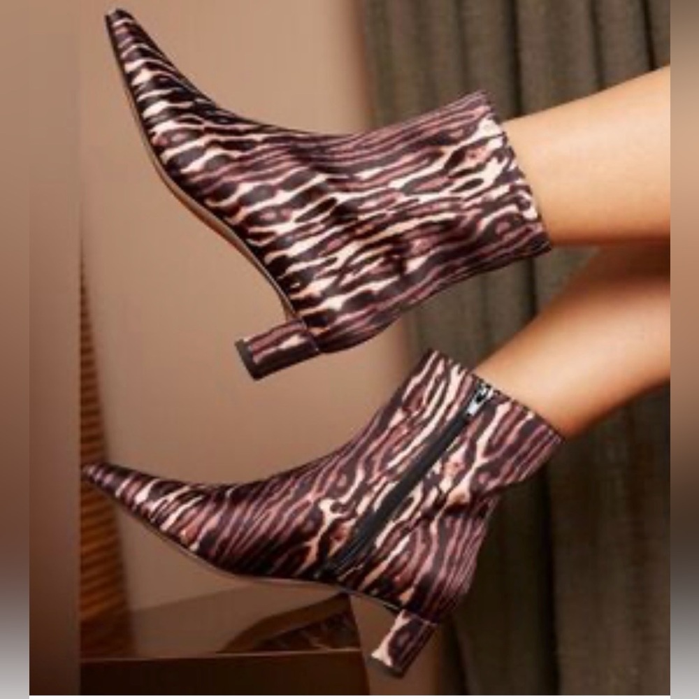 KATY PERRY wandering Bootie Liger Size 8 Black & Brown Satin No Box